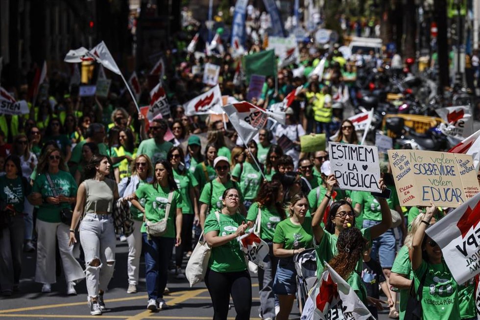 Profesores de la educación pública no universitaria durante una manifestación, a 11 de mayo de 2026, en Valencia