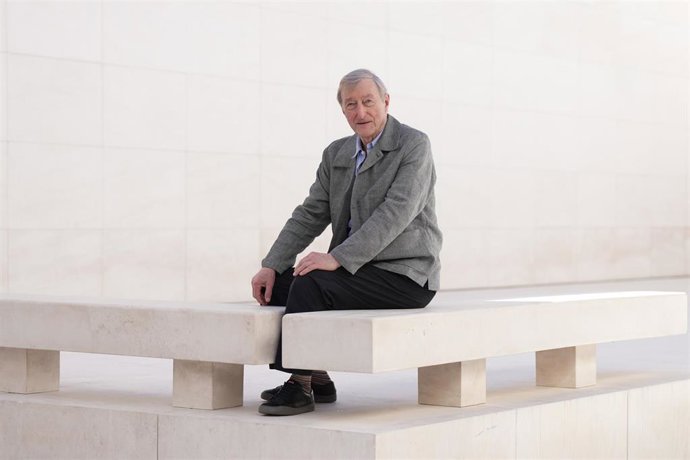 El escritor Julian Barnes durante la presentación de su libro ‘Despedidas’, en el CaixaForum, a 12 de mayo de 2026, en Barcelona