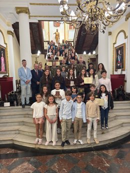 Foto de grupo de los ganadores de la fase regional de los Premios Ejército de Tierra de Enseñanza Escolar 2026, con alumnos y docentes de los Colegios Santo Domingo de Silos y San Agustín.