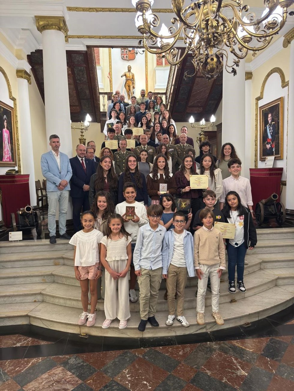 Foto de grupo de los ganadores de la fase regional de los Premios Ejército de Tierra de Enseñanza Escolar 2026, con alumnos y docentes de los Colegios Santo Domingo de Silos y San Agustín.