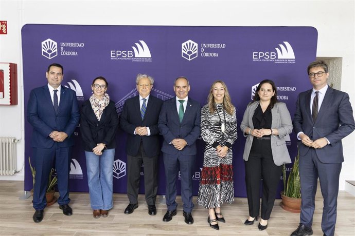 El presidente de la Diputación de Córdoba, Salvador Fuentes (tercero por la izda.) en la foto de familia del acto académico con motivo del día de Santo Domingo de la Calzada.