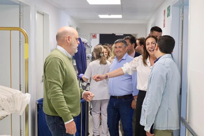La consejera de Inclusión Social, Juventud, Familias e Igualdad, Loles López, ha visitado este martes en Ayamonte (Huelva) la residencia de personas mayores Lerdo de Tejada.