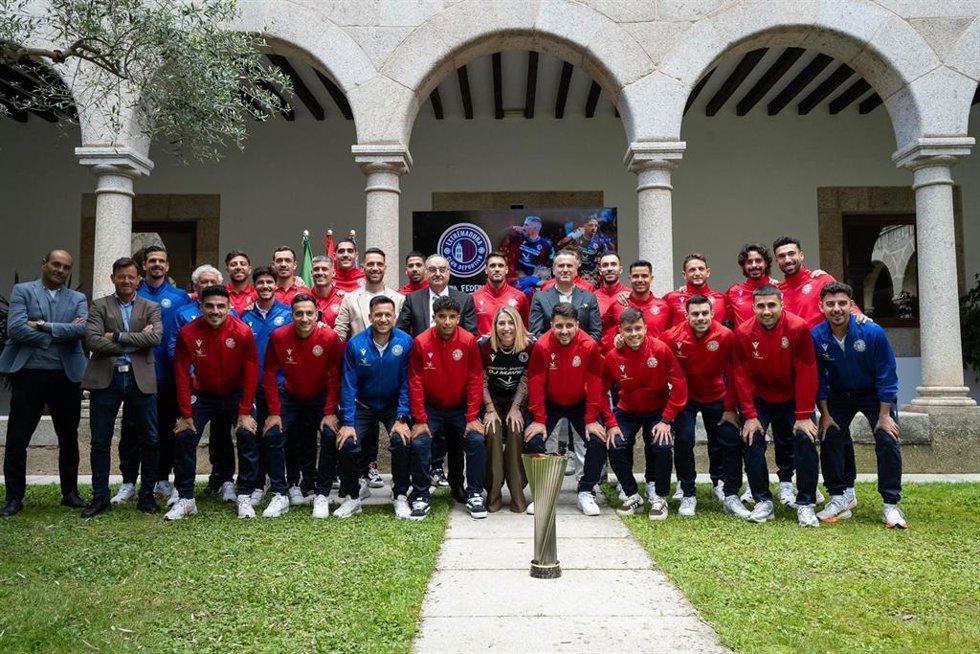 La presidenta de la Junta, María Guardiola, en la recepción al CD Extremadura con motivo de su ascenso a Primera RFEF