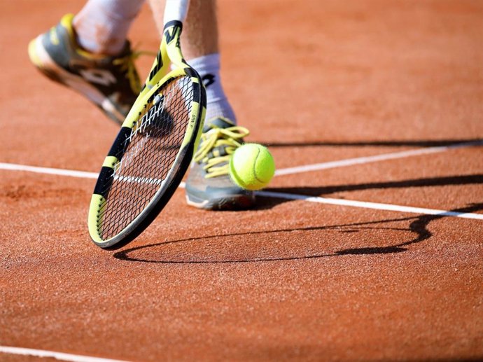 Una persona jugando a tenis.