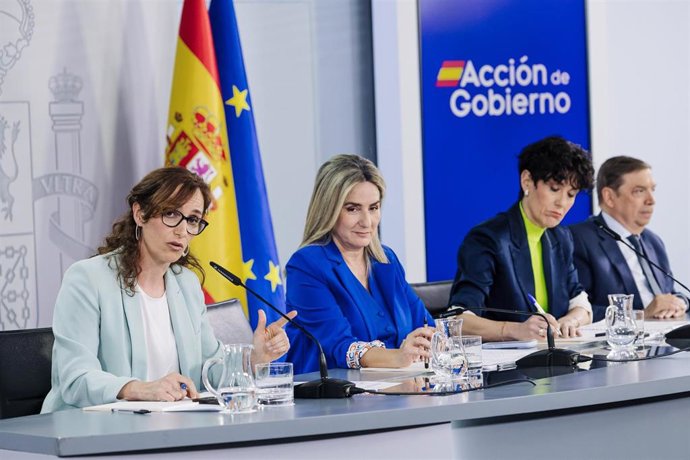 (I-D) La ministra de Sanidad, Mónica García; la ministra de Educación, Formación Profesional y Deportes, Milagros Tolón, ministra de Inclusión, Seguridad Social y Migraciones y portavoz del Gobierno, Elma Saiz, y el ministro de Agricultura, Pesca y Alimen