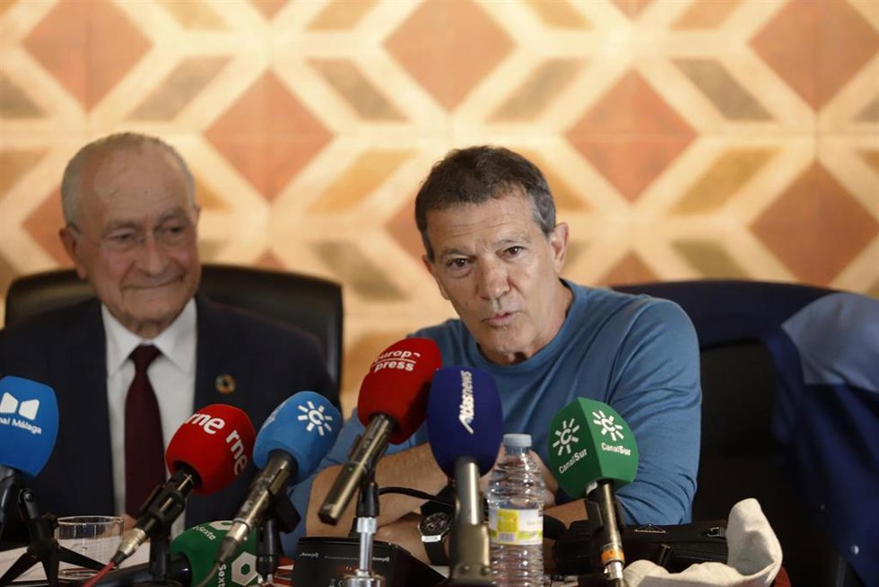 Archivo - El presidente de la Fundación Lágrimas y Favores, Antonio Banderas (d), junto al alcalde de Málaga, Francisco de la Torre (i), interviene en la presentación del estudio 'Análisis del perfil e impacto económico de los visitantes a la Semana Santa