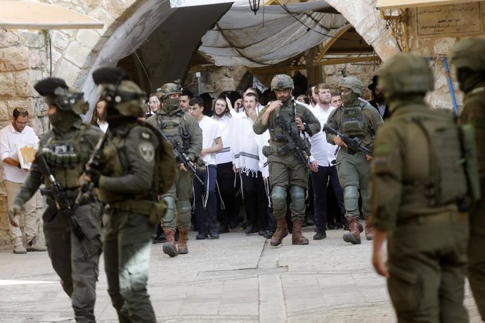 9 de maio de 2026, Hebron, Cisjordânia, Território Palestino: Forças israelenses patrulham a Cidade Velha de Hebron, na Cisjordânia ocupada, em 9 de maio de 2026, durante um passeio de colonos israelenses pelas ruelas estreitas e pelos mercados antigos da