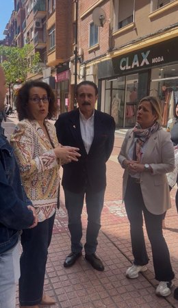 La portavoz del grupo municipal de Vos en el Ayuntamiento de Zaragoza, Eva Torres, con la presidenta de la Asociación de Comerciantes de la calle Delicias, Sandra Sanz