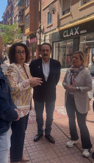La portavoz del grupo municipal de Vos en el Ayuntamiento de Zaragoza, Eva Torres, con la presidenta de la Asociación de Comerciantes de la calle Delicias, Sandra Sanz