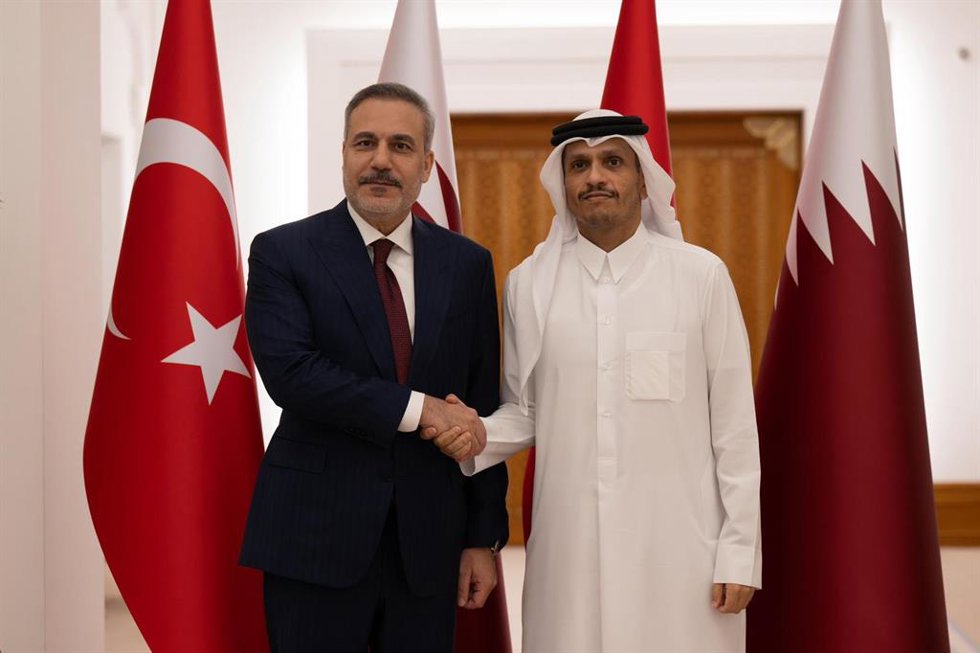 Archivo - El primer ministro y ministro de Exteriores de Qatar, Mohamed bin Abdulrahman al Thani, junto a su homólogo turco, Hakan Fidan.