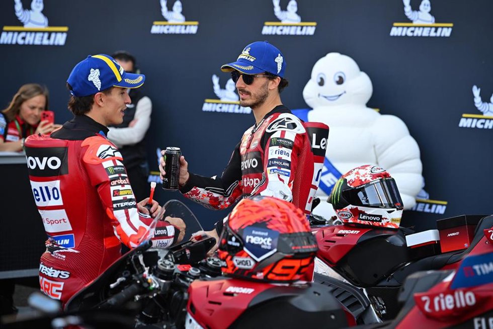 Marc Márquez habla con Francesco Bagnaia durante el Gran Premio de Francia 2026
