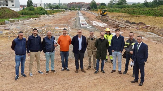 Representantes municipales, de la empresa constructora del bulevar y del Grupo Casado, durante la visita a las obras de la cuarta fase del bulevar de Lugones.