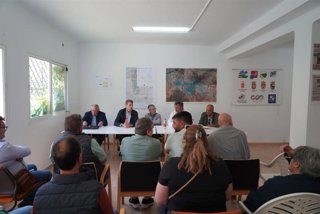 El secretario de Estado de Medio Ambiente, Hugo Morán, junto al delegado del Gobierno de España en Andalucía, Pedro Fernández, ha mantenido este martes una reunión técnica con la Comunidad General de Regantes del Negratín (comarcas de Baza y Huéscar).
