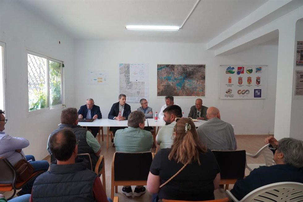 El secretario de Estado de Medio Ambiente, Hugo Morán, junto al delegado del Gobierno de España en Andalucía, Pedro Fernández, ha mantenido este martes una reunión técnica con la Comunidad General de Regantes del Negratín (comarcas de Baza y Huéscar).