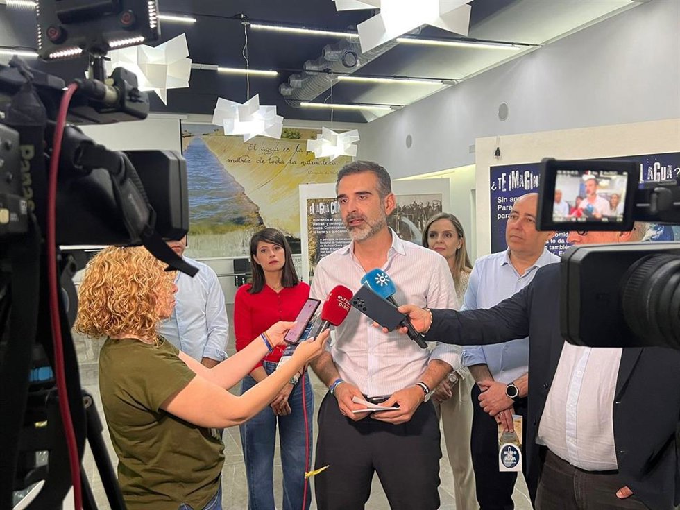 El presidente del PP de Almería y candidato al Parlamento andaluz, Ramón Fernández-Pacheco, atiende a los medios en el Museo del Agua de Huércal-Overa.