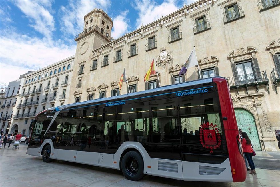 Archivo - Imagen de archivo de un autobús en la plaza del Ayuntamiento de Alicante