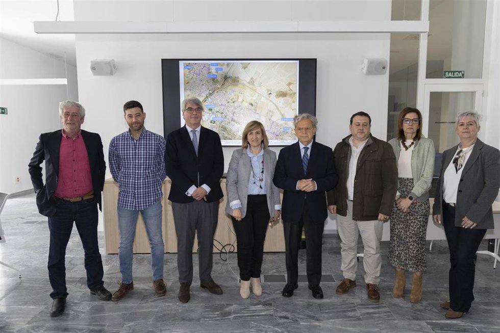 El presidente de la Diputación de Córdoba, Salvador Fuentes (cuarto por la dcha.), en su visita a Peñarroya-Pueblonuevo.
