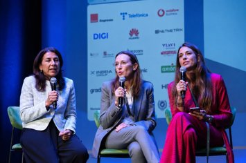 La Chief Revenue Officer de Telefónica Tech, María Jesús Almazor (i); la Chief Network Officer de MasOrange, Mónica Sala (c); y la directora de Administraciones Públicas de Vodafone España, Teresa Llamas (d).