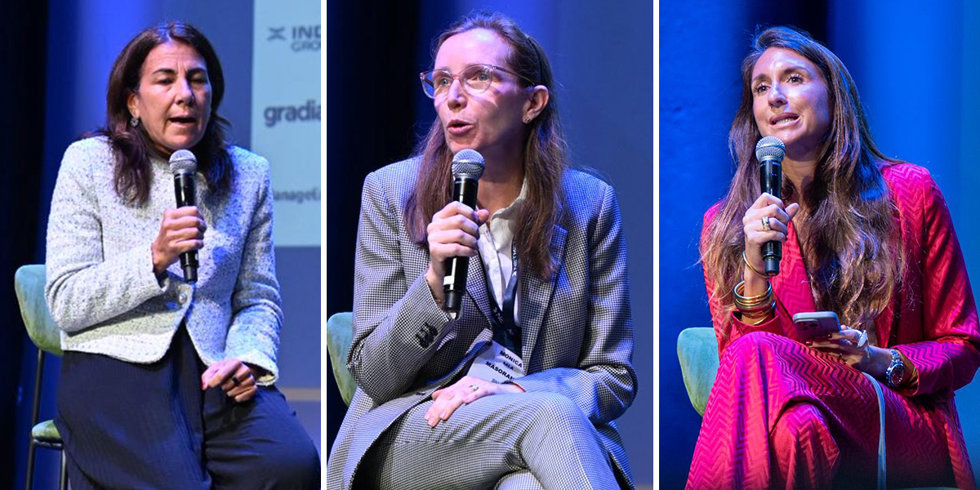 La Chief Revenue Officer de Telefónica Tech, María Jesús Almazor (i); la Chief Network Officer de MasOrange, Mónica Sala (c); y la directora de Administraciones Públicas de Vodafone España, Teresa Llamas (d).