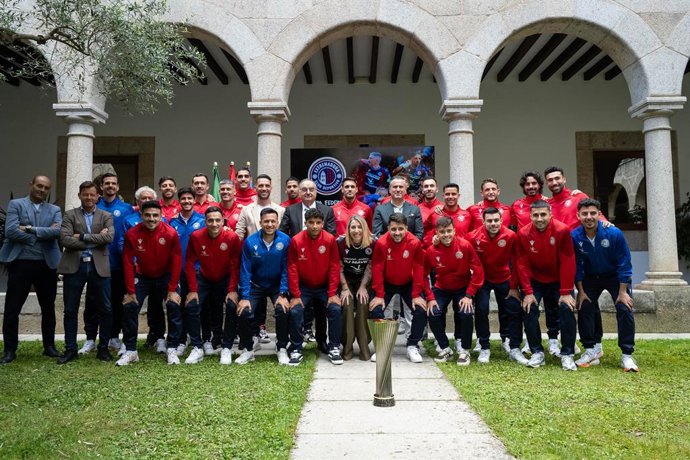 La presidenta de la Junta, María Guardiola, en la recepción al CD Extremadura con motivo de su ascenso a Primera RFEF