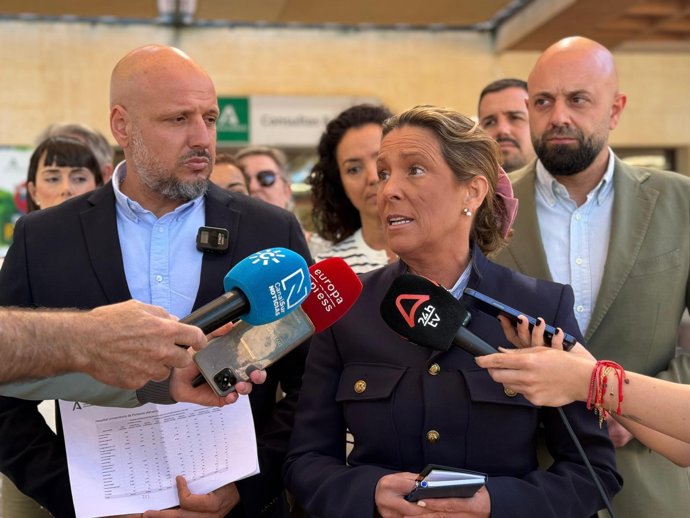 El candidato de Vox al Parlamento de Andalucía Rodrigo Alonso y la portavoz nacional de Vox en materia de Sanidad, María García Fuster, atienden a los medios a las puertas del Hospital Universitario Poniente de El Ejido (Almería).