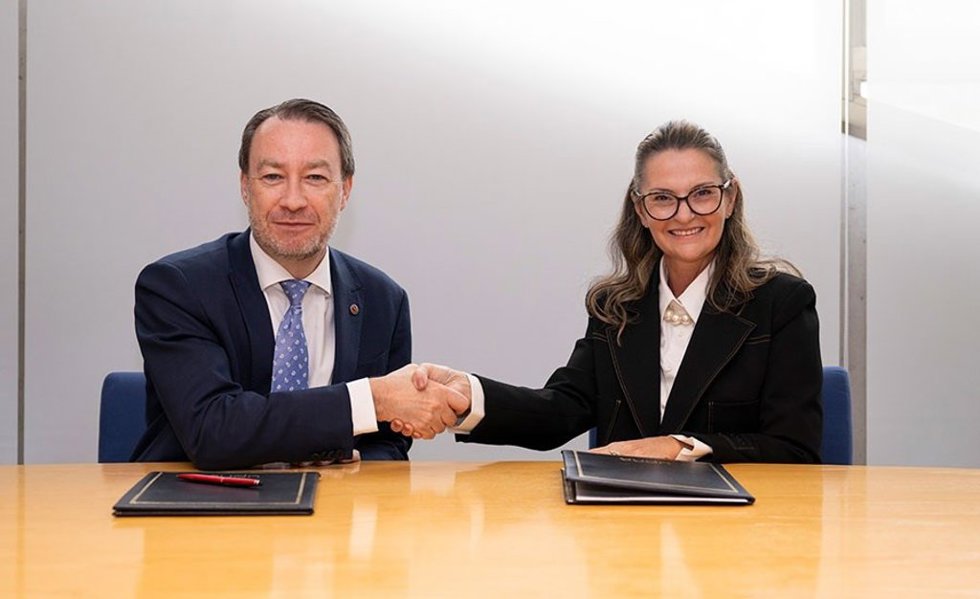 Firma del convenio entre el rector de la UPNA, Ramón Gonzalo, y la rectora de UNIFIO, Glaucia Hellen Librelato Gonçalves.