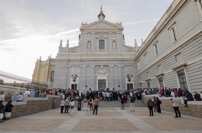 Archivo - Decenas de personas durante un acto público de reconocimiento y reparación a las víctimas de abusos de la Iglesia, en el Pórtico de la catedral de la Almudena.