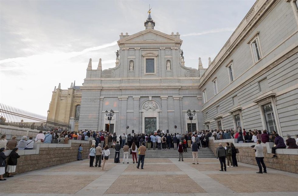 Archivo - Decenas de personas durante un acto público de reconocimiento y reparación a las víctimas de abusos de la Iglesia, en el Pórtico de la catedral de la Almudena.