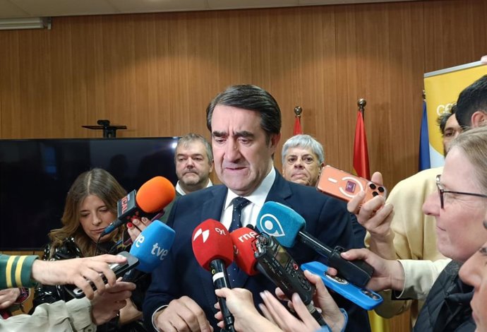El consejero de Medio Ambiente, Vivienda y Ordenación del Territorio, Juan Carlos Suárez-Quiñones, en las instalaciones de Inbiotec, en la capital leonesa.