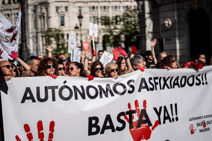 Decenas de personas durante una manifestación de trabajadores autónomos para protestar contra la subida de cuotas a societarios, a 25 de abril de 2026, en Madrid (España). 