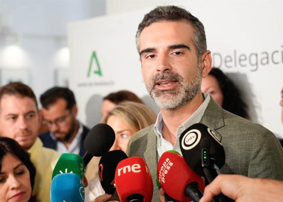 El consejero de Agricultura, Ramón Fernández-Pacheco, en una atención a medios.