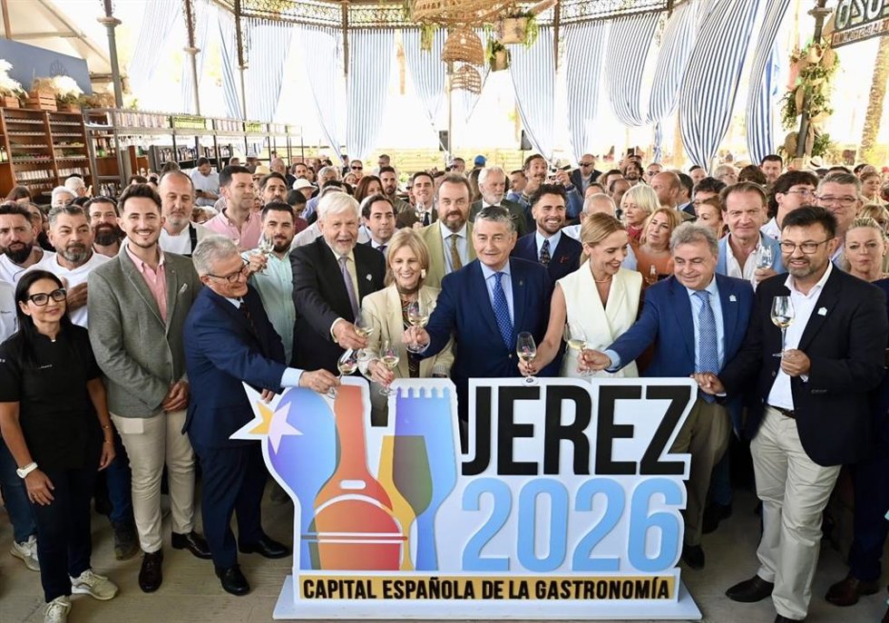 La alcaldesa de Jerez de la Frontera (Cádiz), María José García-Pelayo, y el consejero de Sanidad, Presidencia y Emergencias de la Junta de Andalucía, Antonio Sanz, en un brindis en la feria por la gastronomía local