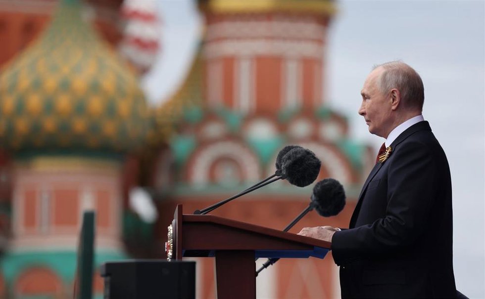 El presidente de Rusia, Vladimir Putin asiste al desfile militar conmemorativo del 81.º aniversario del Día de la Victoria.  