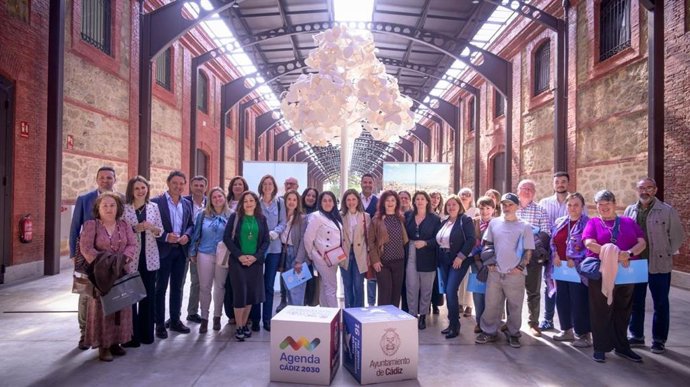 Daniel Sánchez y Bruno García con los alumnos del programa de Empleo y Formación.