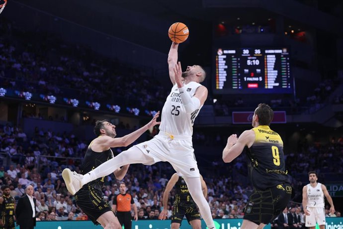 Alex Len durante un partido con el Real Madrid