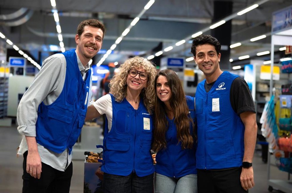 Decathlon lanza su campaña de contratación de verano con más de 2000 vacantes disponibles en España.