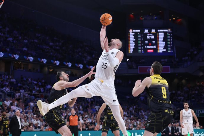 Alex Len of Real Madrid in action during the Spanish League, Liga ACB Endesa, basketball match played between Real Madrid and La Laguna Tenerife at Movistar Arena pavilion on April 19, 2026, in Madrid, Spain.