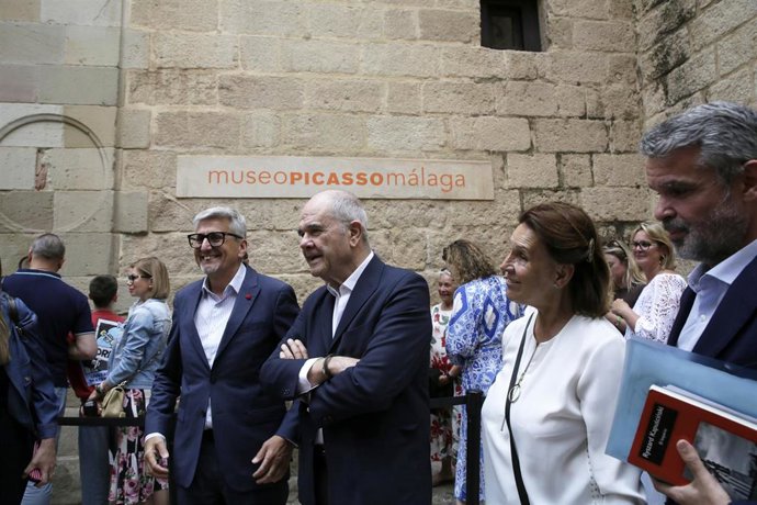 El expresidente de la Junta de Andalucía Manuel Chaves (2i); la exconsejera de Cultura Rosa Torres (2d) y el secretario general del PSOE de Málaga y candidato, Josele Aguilar (1i), ofrecen una rueda de prensa, en la puerta del Museo Picasso en un acto enm