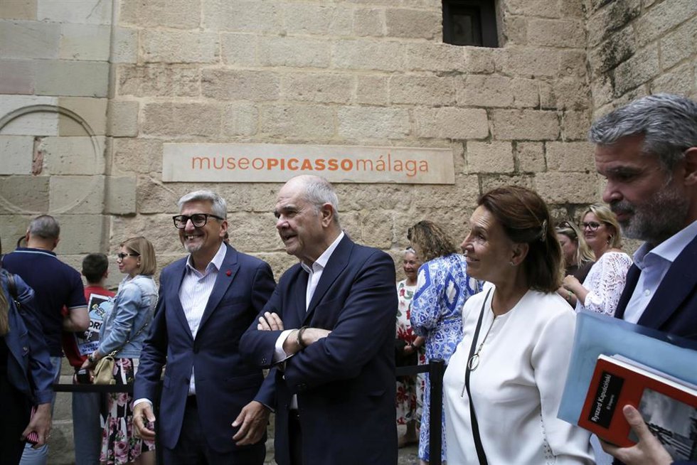 El expresidente de la Junta de Andalucía Manuel Chaves (2i); la exconsejera de Cultura Rosa Torres (2d) y el secretario general del PSOE de Málaga y candidato, Josele Aguilar (1i), ofrecen una rueda de prensa, en la puerta del Museo Picasso en un acto enm