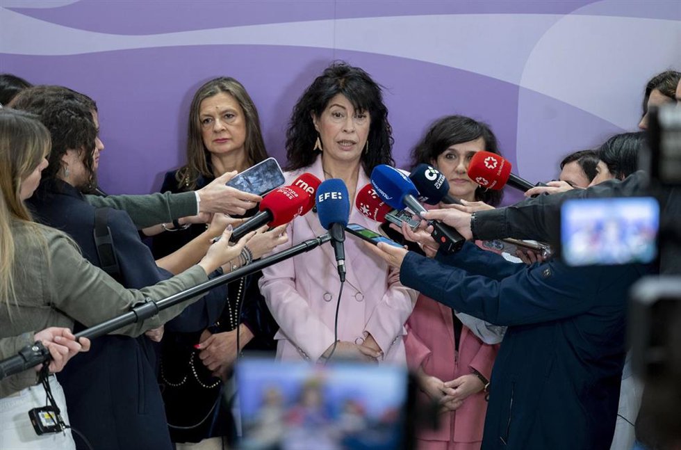 La ministra de Igualdad, Ana Redondo, atiende a los medios al comienzo de la Conferencia Sectorial de Igualdad, a 15 de abril de 2026, en Madrid (España). Reunión con las consejeras y consejeros autonómicos para concretar el reparto de casi 180 millones d