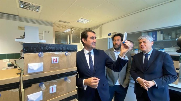El consejero de Medio Ambiente, Vivienda y Ordenación del Territorio, Juan Carlos Suárez-Quiñones (izquierda), junto al director de la Fundación Cesefor, Pablo Sabín Galán (centro) y el delegado de la Junta en León, Eduardo Diego, en Inbiotec (León).