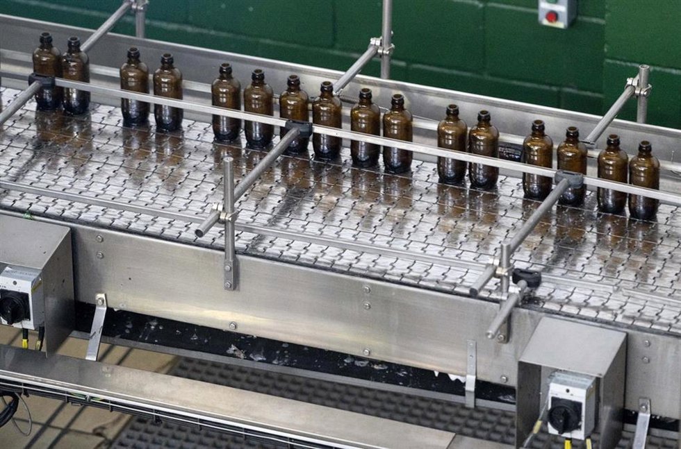 Archivo - Varias botellas de cristal, en las instalaciones de la fábrica de cerveza Heineken de Madrid, a 15 de octubre de 2021, en San Sebastián de los Reyes, Madrid (España).