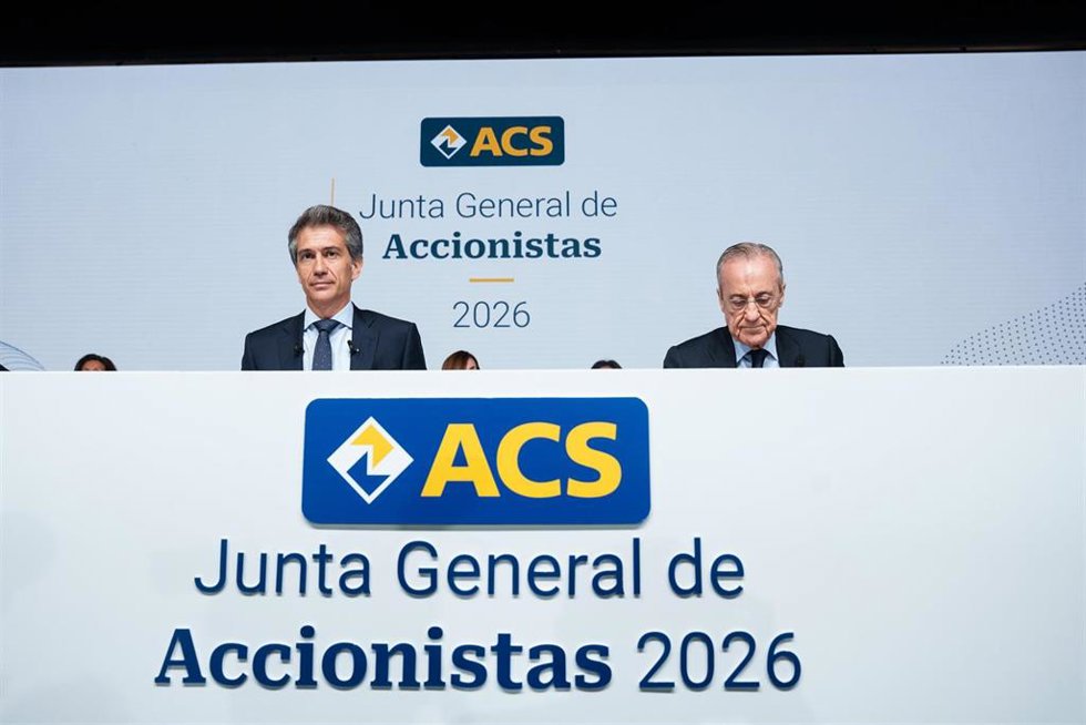 El presidente de ACS, Florentino Pérez (d), durante la junta de accionistas de ACS, en Ifema Madrid, a 8 de mayo de 2026, en Madrid