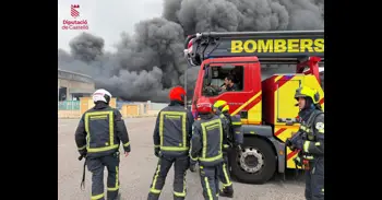Un incendio en una empresa en Vall d'Alba hace colapsar parte de la estructura