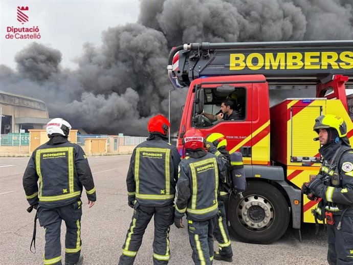 Un incendio en una empresa en Vall d'Alba hace colapsar parte de la estructura