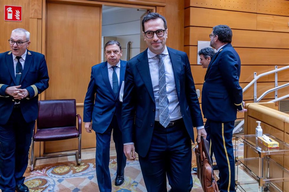 El ministro de Agricultura, Pesca y Alimentación, Luis Planas (i), y el vicepresidente primero del Gobierno y ministro de Economía, Comercio y Empresa, Carlos Cuerpo (d), llegan a una sesión plenaria del Senado, a 12 de mayo de 2026, en Madrid (España).