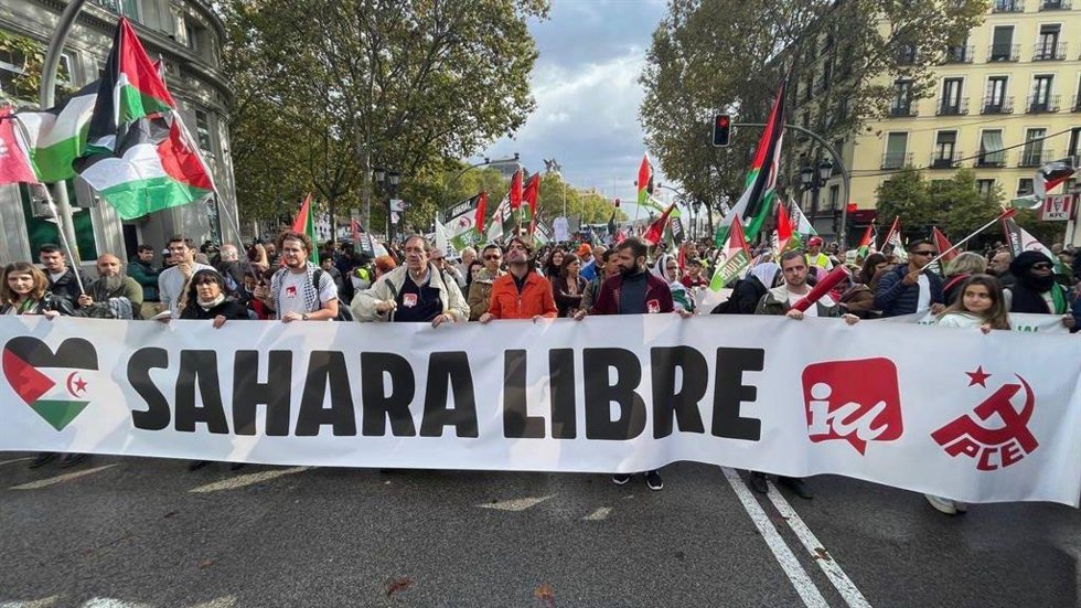 Pancarta de IU y el PSOE a favor del Sáhara libre de Marruecos.