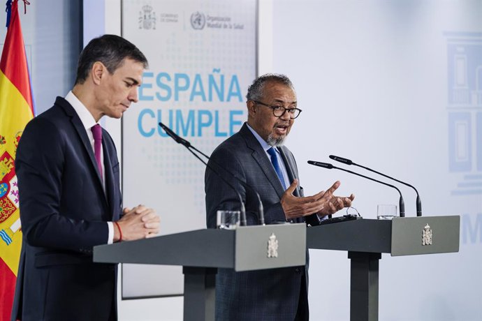 El presidente del Gobierno, Pedro Sánchez (i), recibe al director general de la Organización Mundial de la Salud (OMS), Tedros Adhanom (d), en el Palacio de la Moncloa, a 12 de mayo de 2026, en Madrid (España). El encuentro tiene el objetivo de evaluar co