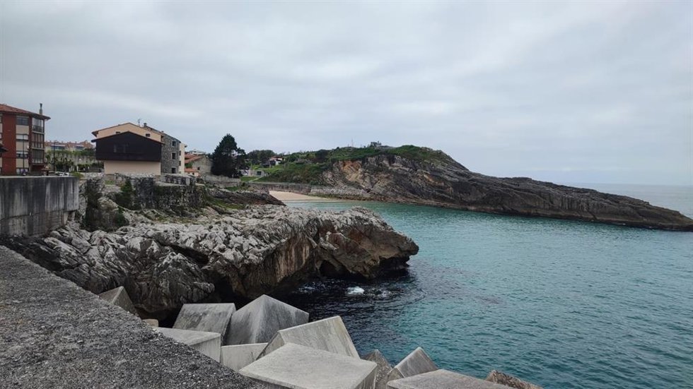 Vistas de la Playa del Sablón, en Llanes