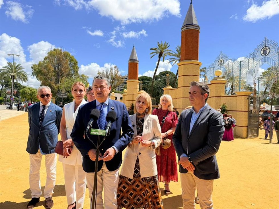 Antonio Sanz junto a María José García Pelayo, Almudena Martínez, Mercedes Colombo y Antonio Saldaña en la puerta de la Feria de Jerez.